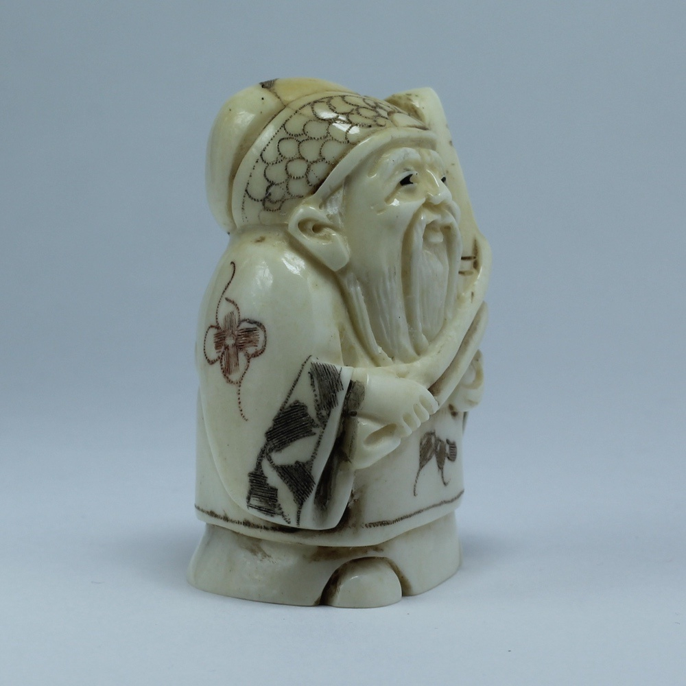 Нэцкэ Фукурокудзю с нунчаками