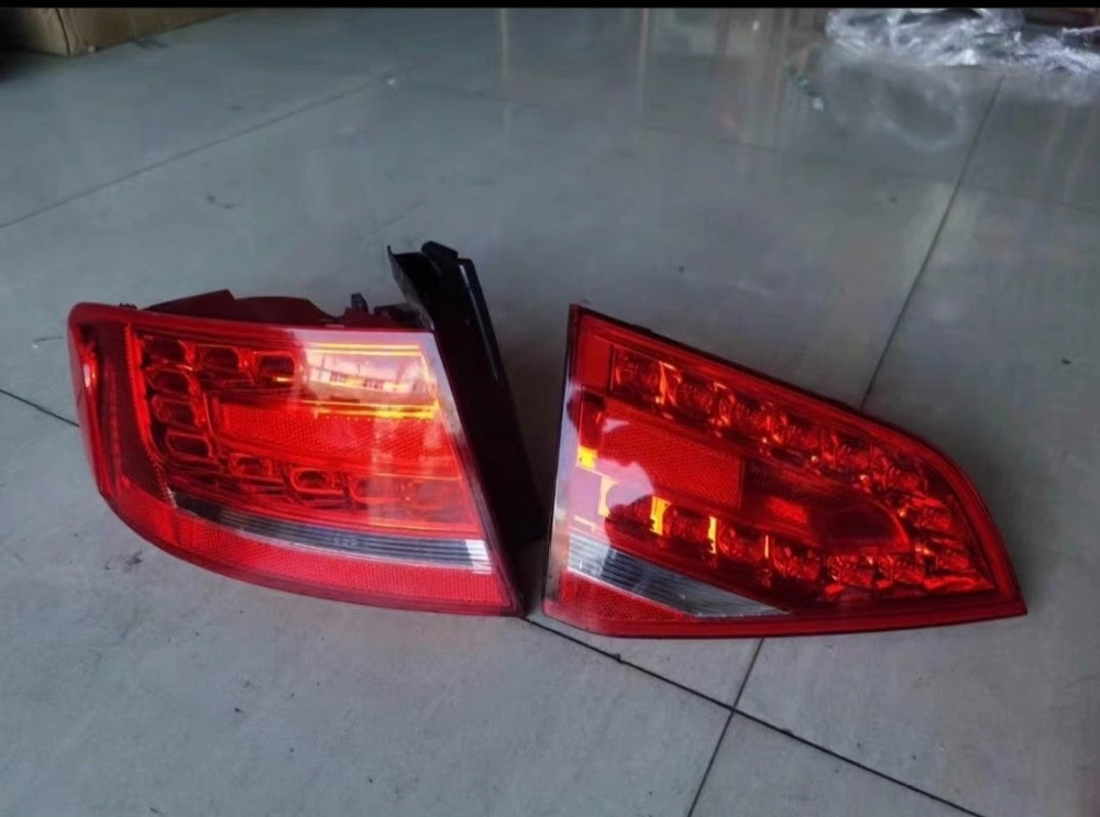 Задний внутренний фонарь Audi A4 B8 2008-2012 (LED, оригинал,)