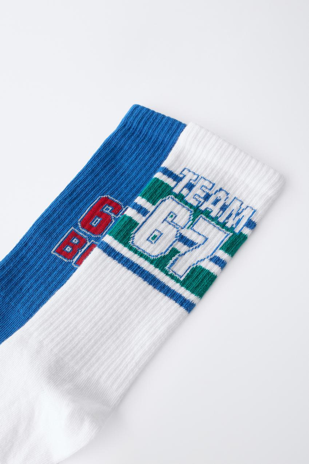 ZARA НАБОР ИЗ ДВУХ ПАР ВЫСОКИХ НОСКОВ С ЦИФРАМИ, ЯРКО-СИНИЙ