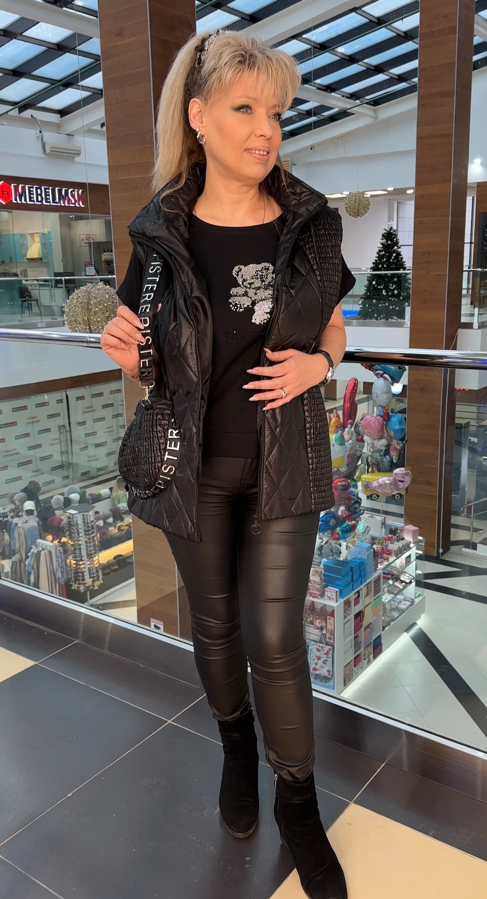 Черный стеганный жилет со стразовым принтом