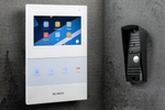 Slinex SQ-04N Cloud Первый 4-дюймовый домофон с приложением Slinex Smart Call