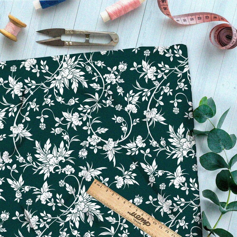 Ткань оксфорд 600 белая хохлома из цветов на зелёном фоне