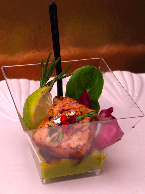 Запеченный лосось с лаймом и соусом из авокадо