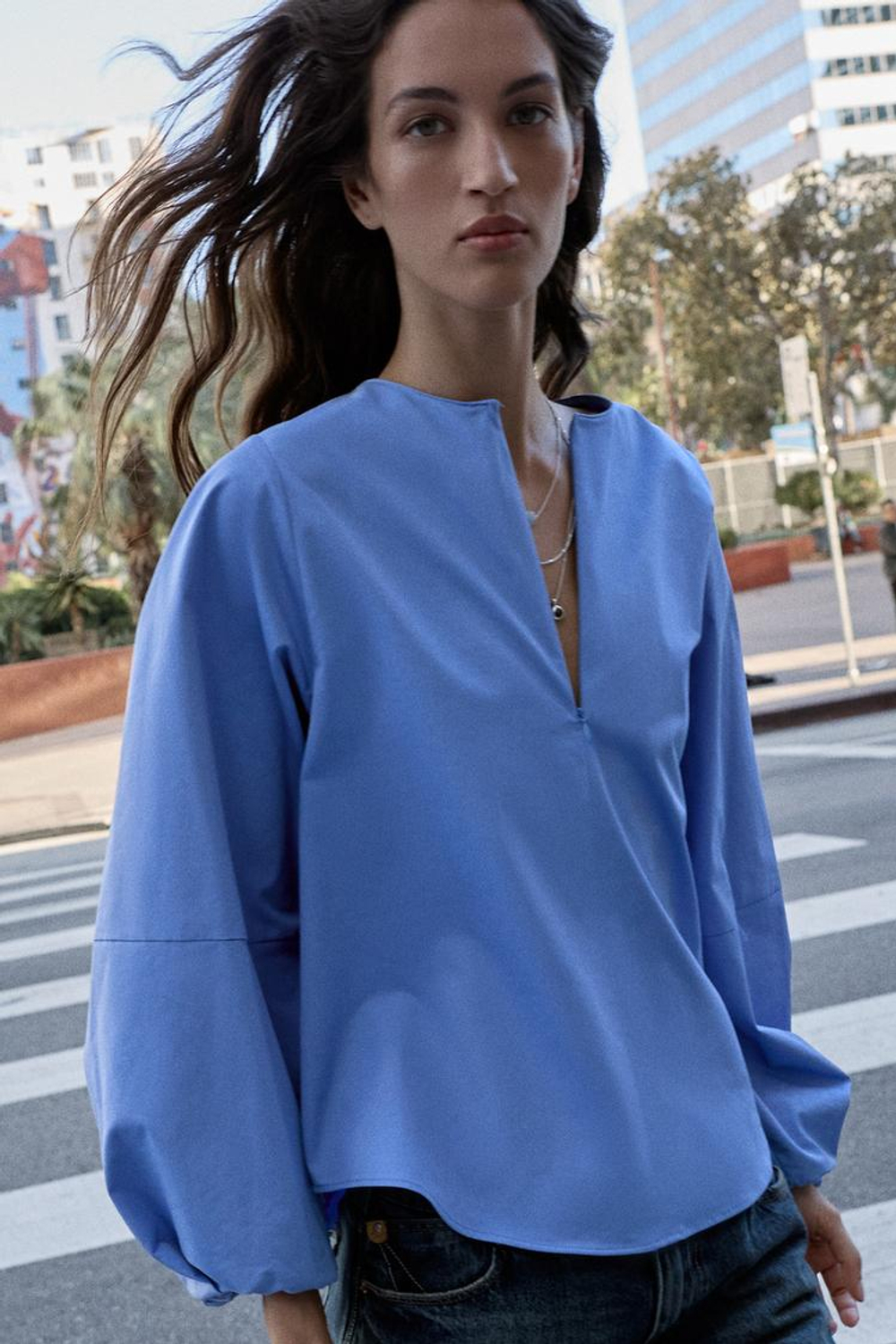 ZARA РУБАШКА ИЗ ПОПЛИНА С ОБЪЕМНЫМИ РУКАВАМИ, ГОЛУБОЙ