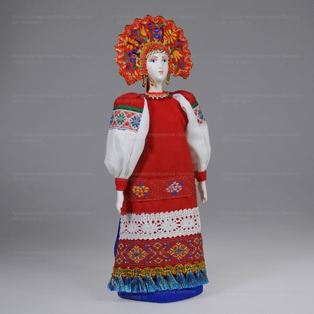 Сувенирная кукла в крестьянском костюме в кокошнике и красном переднике