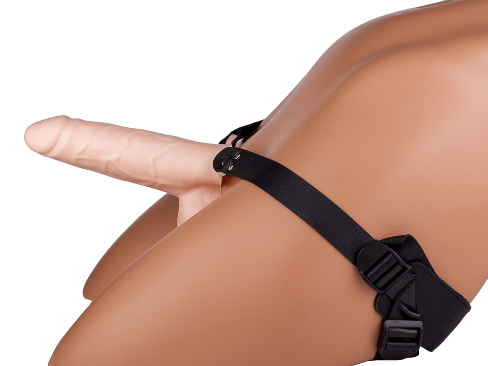 Реалистичный фаллопротез на ремешках с заклепками - 18 см. (Цвет: телесный)