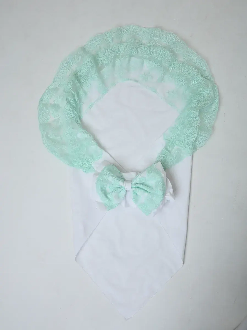 Кружевной уголок и бант на выписку