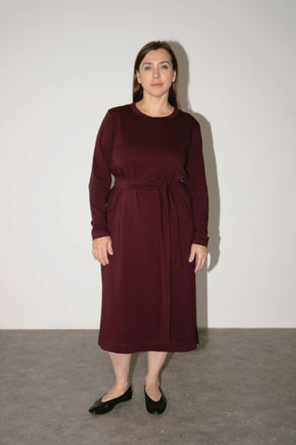 Платье с рукавами и разрезом