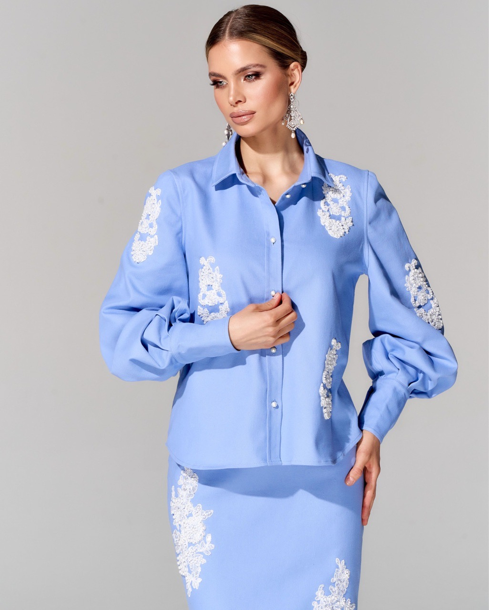 Блуза из премиальной джинсовой ткани с вышивкой ручной работы