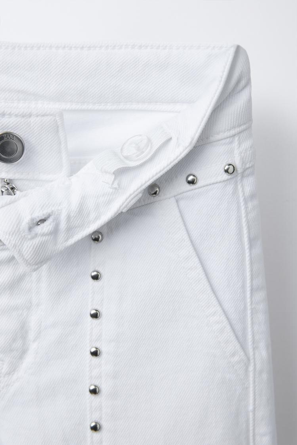 ZARA ДЖИНСЫ FLARE С ЗАКЛЕПКАМИ, БЕЛЫЙ