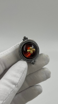 Накладка на пуговицу с коричневой вставкой