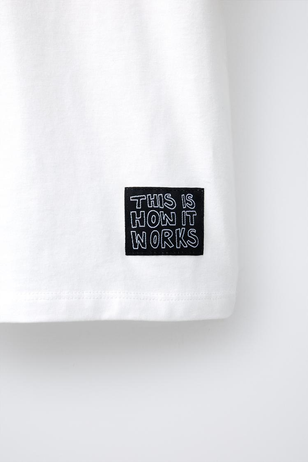 ZARA ФУТБОЛКА С ПРИНТОМ «ГРАФФИТИ», ЖЕЛТОВАТО-БЕЛЫЙ