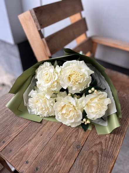 Монобукет из французских роз с гиперикумом