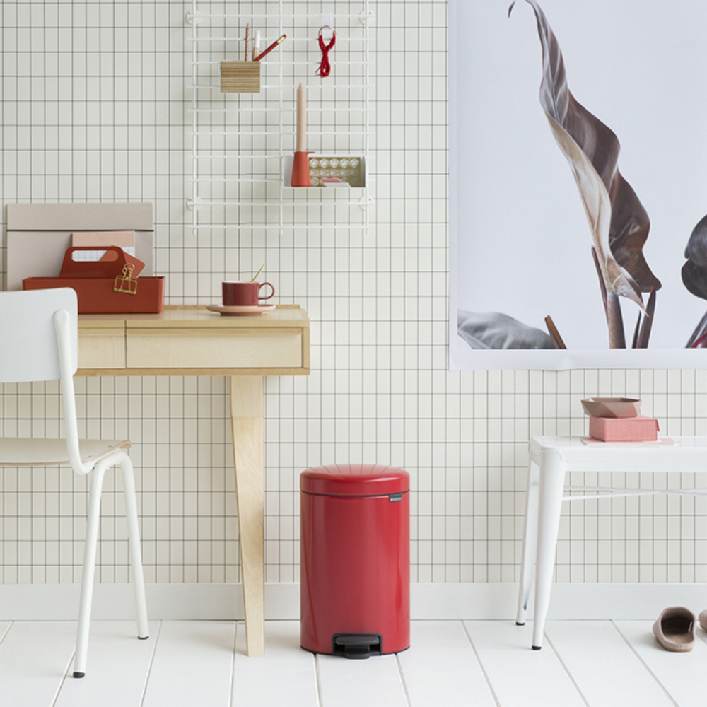 Ведро Brabantia NewIcon 12л пламенно-красное в интерьере