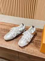 Женские кроссовки Louis Vuitton Sneakerina серебряного цвета с инициалами