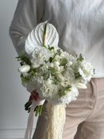 Свадебный букет из белых диантусов, маттиолы, тюльпанов и антуриума