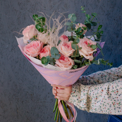 143. Ароматный нежный букет из пионовидных роз