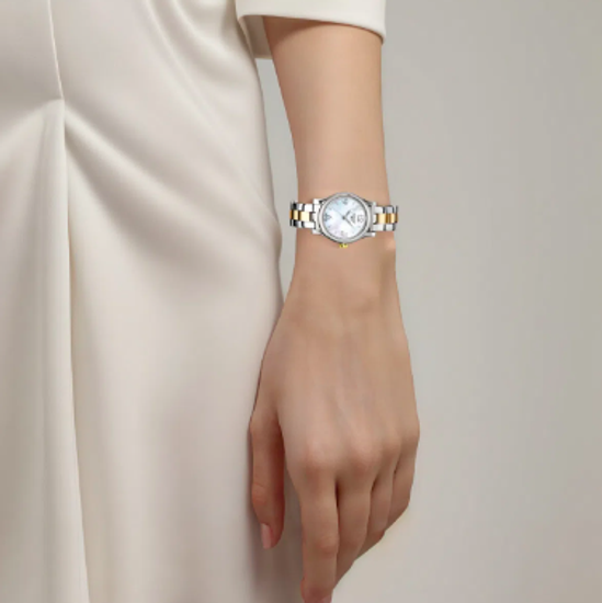 Женские швейцарские часы Tissot T028.210.22.117.00 на руке 1