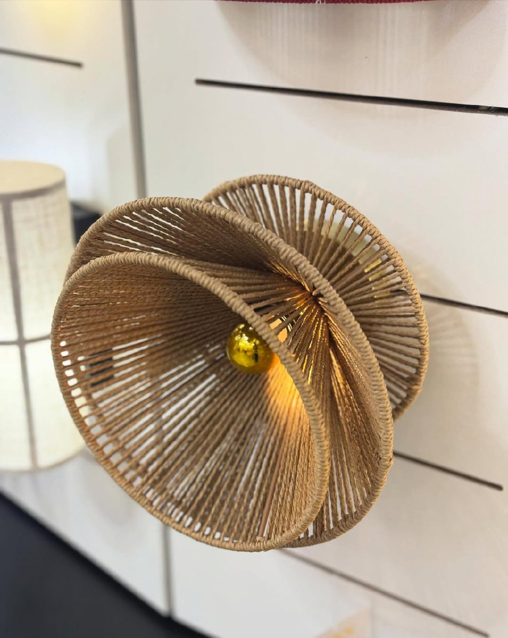 Настенное бра из ротанга — стильный плетёный светильник для вашего интерьера.