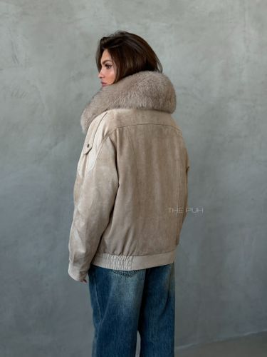 Бежевый пуховик из эко-замши с мехом песца и планкой