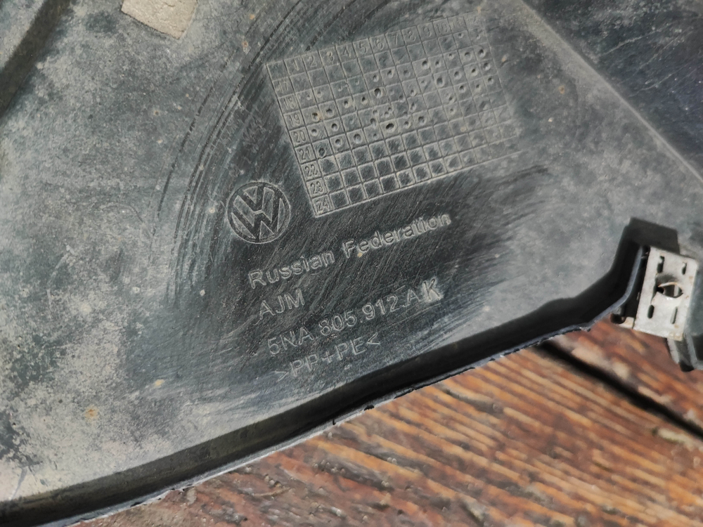 Подкрылок передний правый Volkswagen Tiguan 2 16-нв Б/У Оригинал 5NA805912AK