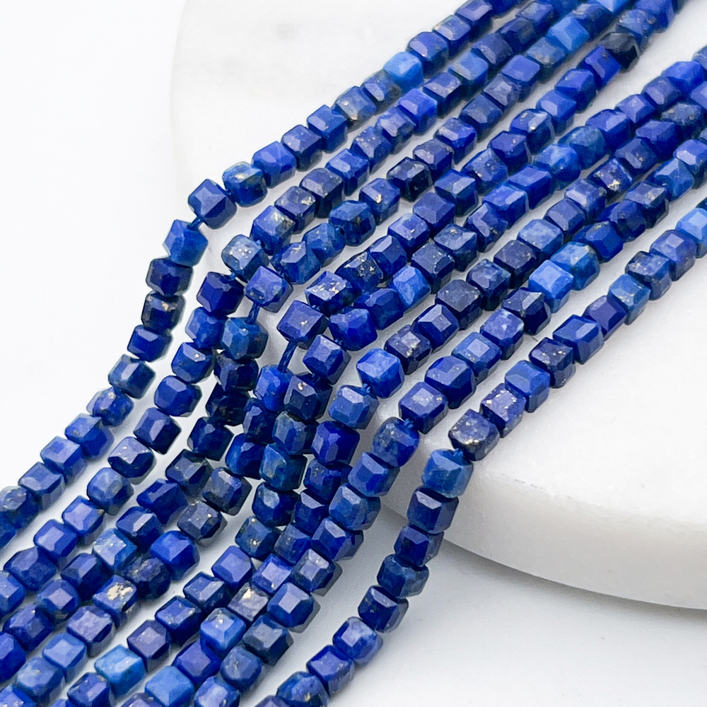 Лазурит бусины, куб, размер около 3,1-3,3 мм, цена за отрезок 19 см (1/2 нити)