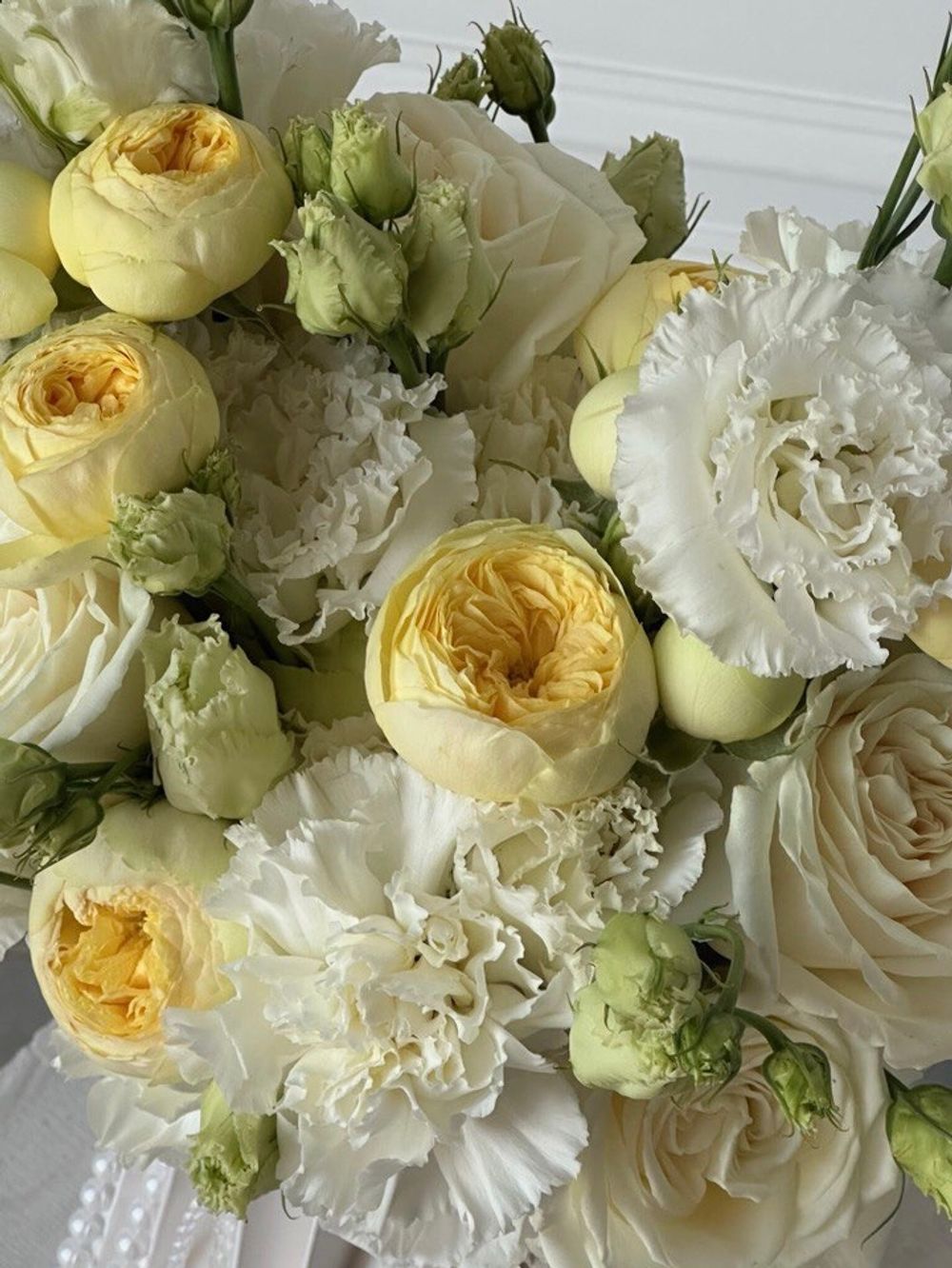 Свадебный букет из роз, белых диантусов и лизиантуса