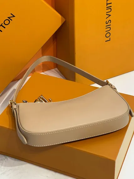 Сумка Louis Vuitton Pochette LV Bloom