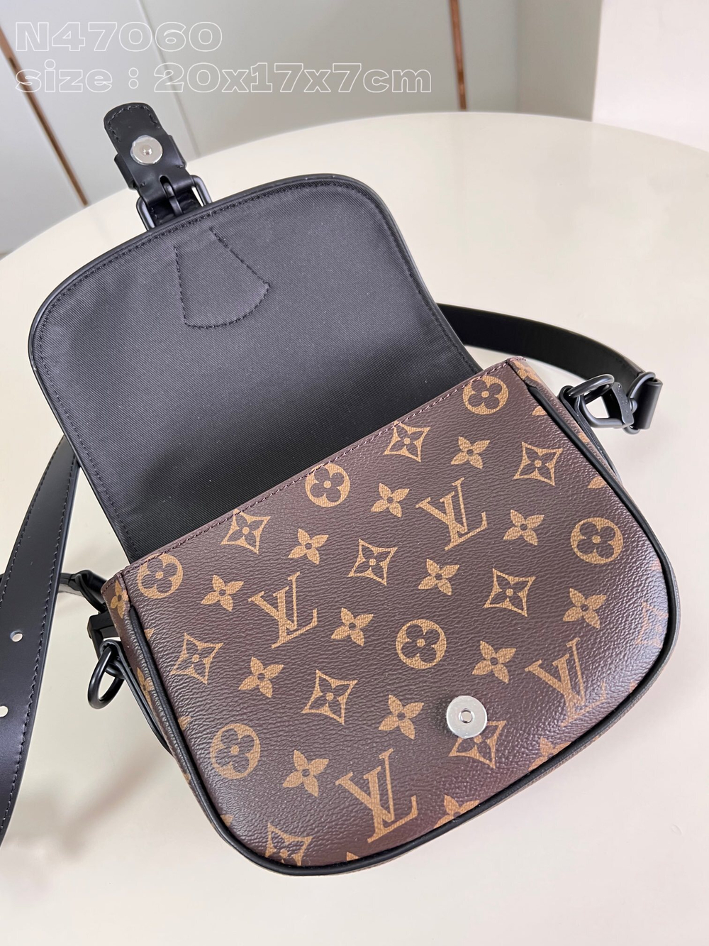Louis Vuitton Montsouris Messenger PM