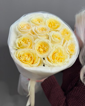 Букет из 11 ароматных пионовидных роз "Candlelight"