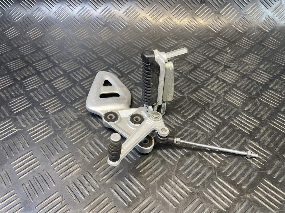 Подножка водительская левая Suzuki GSX1300R 99-07 053436