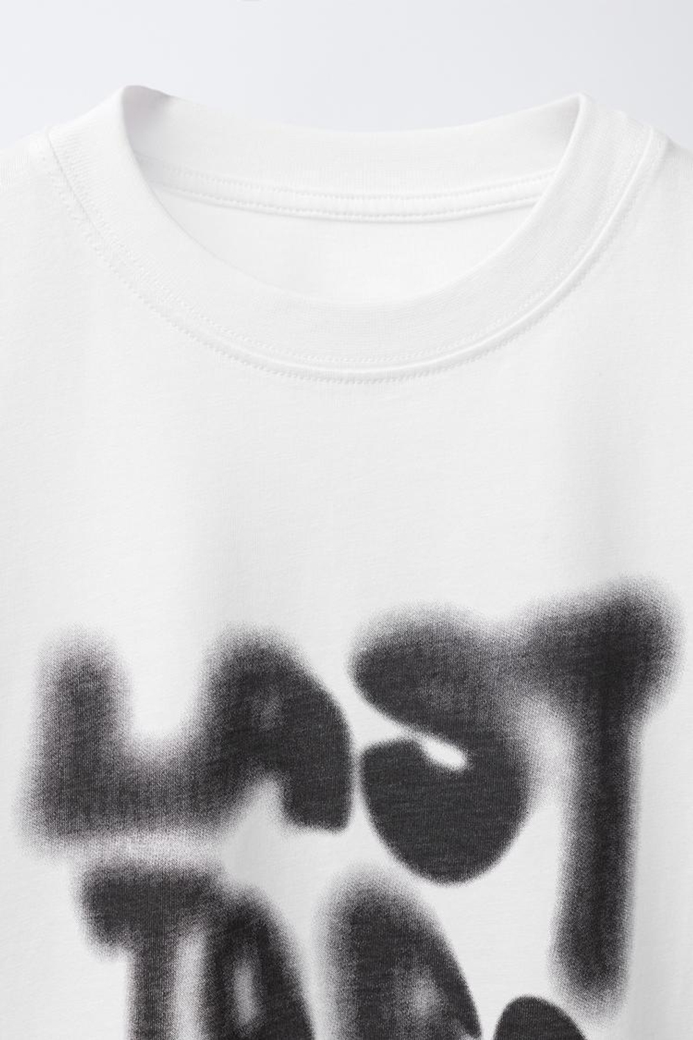 ZARA ФУТБОЛКА С ГРАФФИТИ-ПРИНТОМ, БЕЛЫЙ