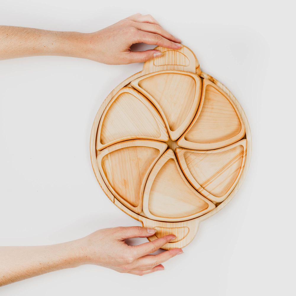 Деревянная менажница с ручками из кедра