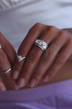 V-кольцо на фалангу с белым цирконом