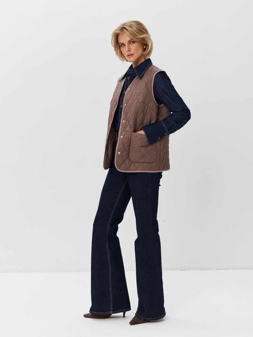 Легкий стеганый жилет с накладными карманами