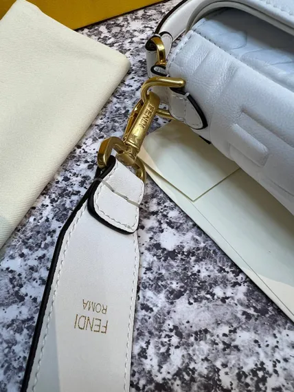 Сумка из кожи Fendi Baguette белый