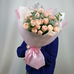 Букет из 7 кустовых пионовидных роз и эвкалипта в упаковке