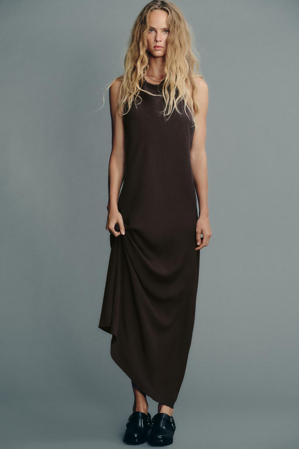 ZARA ПЛАТЬЕ ХАЛТЕР ИЗ СТРУЯЩЕЙСЯ ТКАНИ, ШОКОЛАДНЫЙ