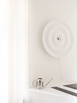 Современный настенный светильник с плавными волнообразными формами