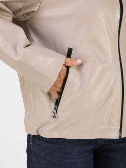 Кожаная куртка демисезонная с капюшоном короткая