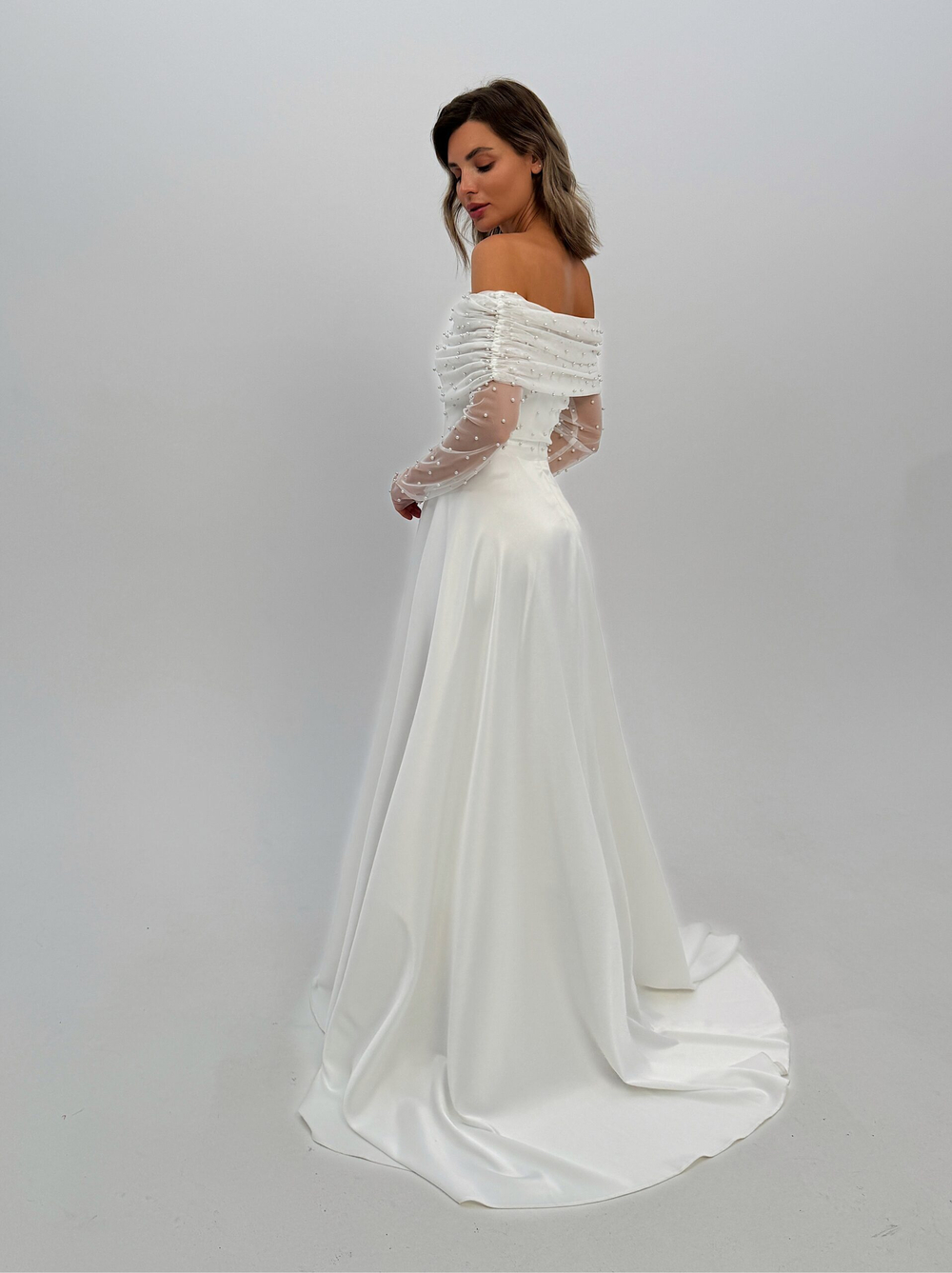 Свадебное платье с жемчугом