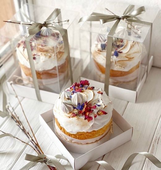 Кулич с меренгами и сухоцветами