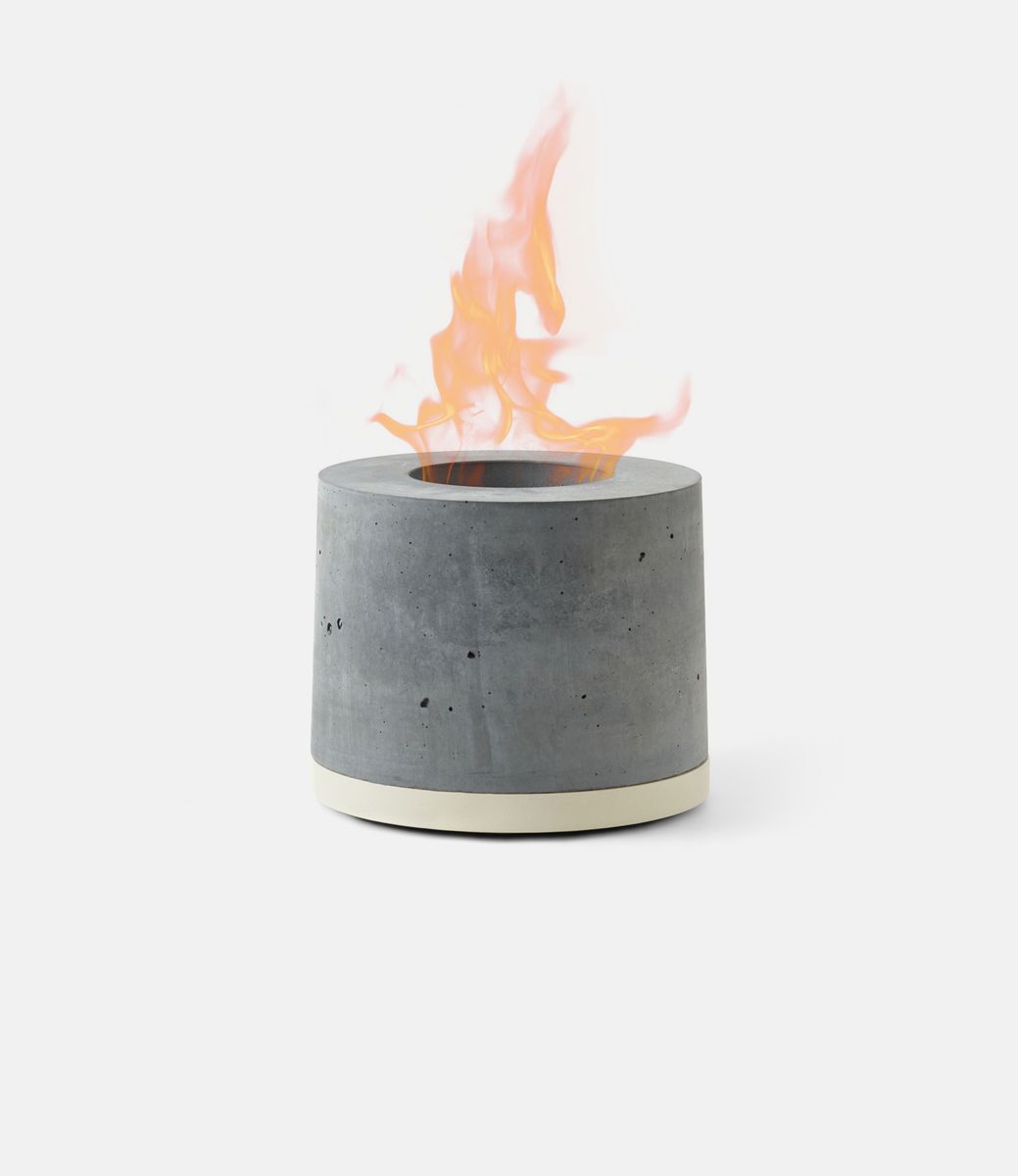 Flikrfire Fireplace Round Almond — портативный камин из бетона
