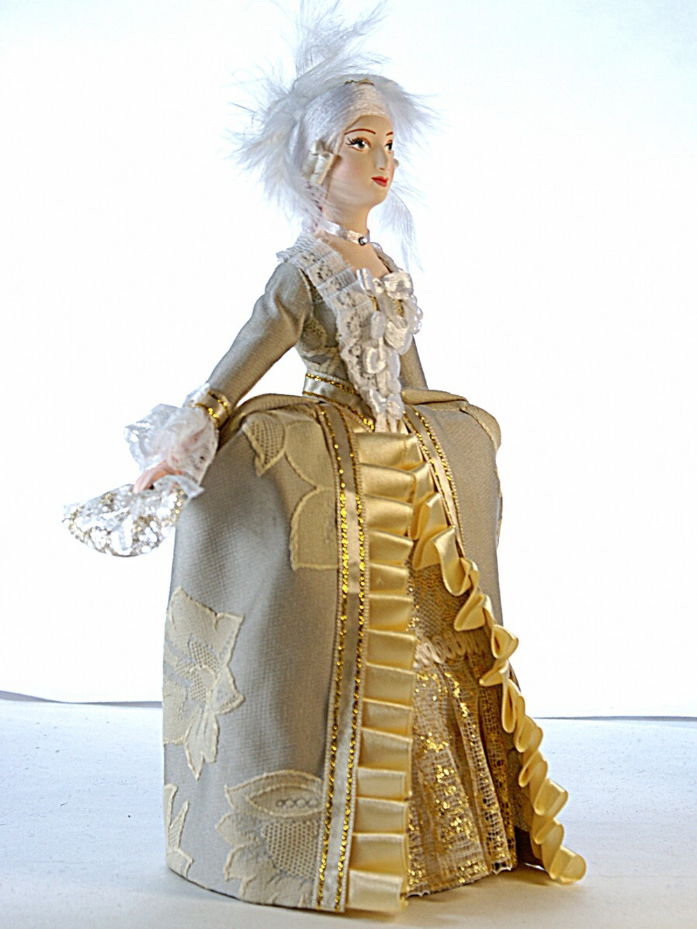 Кукла коллекционная в женском придворном костюме 18 века