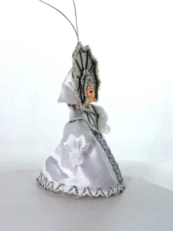 Елочные игрушки. Кукла-подвеска Снежинка