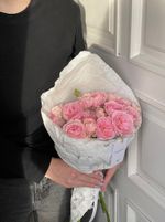 Кулек с нежными кустовыми розами
