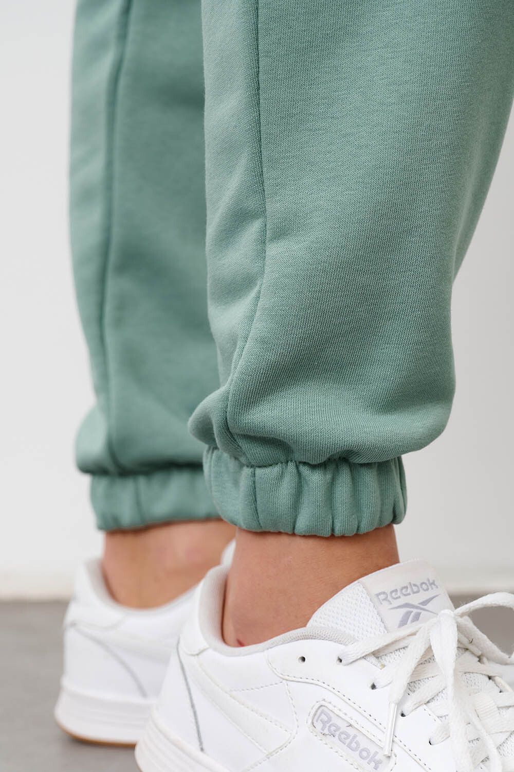 Свободные джоггеры без начеса  в цвете холодная мята