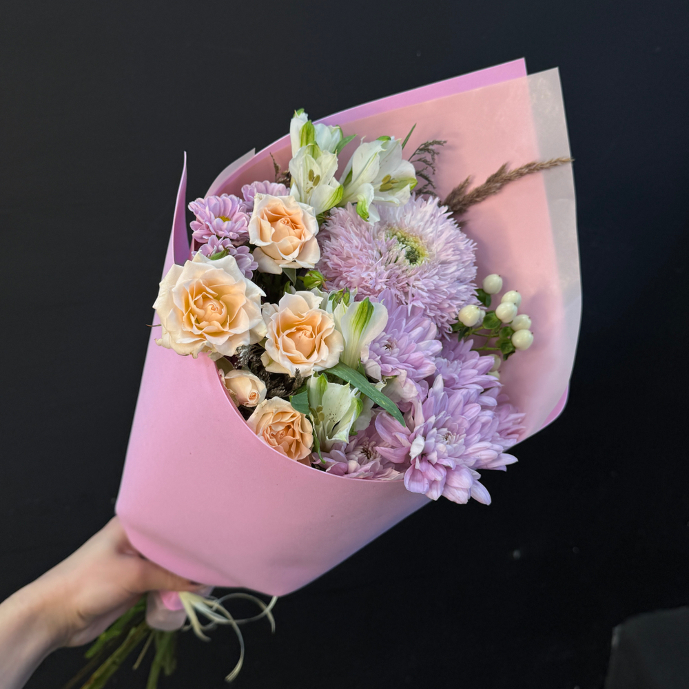 Букет из хризантемы, кустовой розы и альстромерии