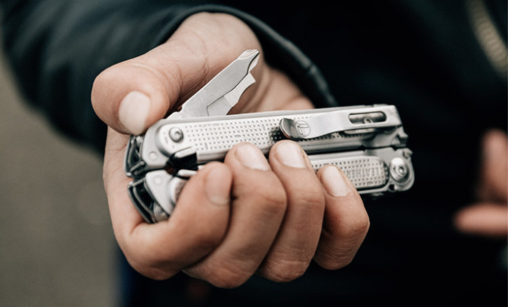 Мультитул LEATHERMAN FREE P2 832638 (нейлоновый чехол)