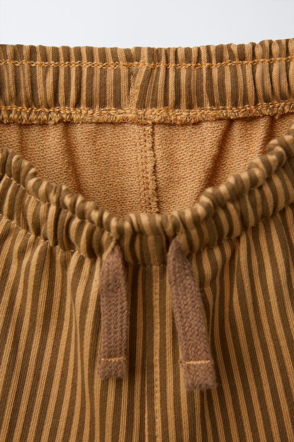 ZARA ШОРТЫ ИЗ МЯГКОЙ ТКАНИ В ПОЛОСКУ С НАШИВКОЙ, ОХРА